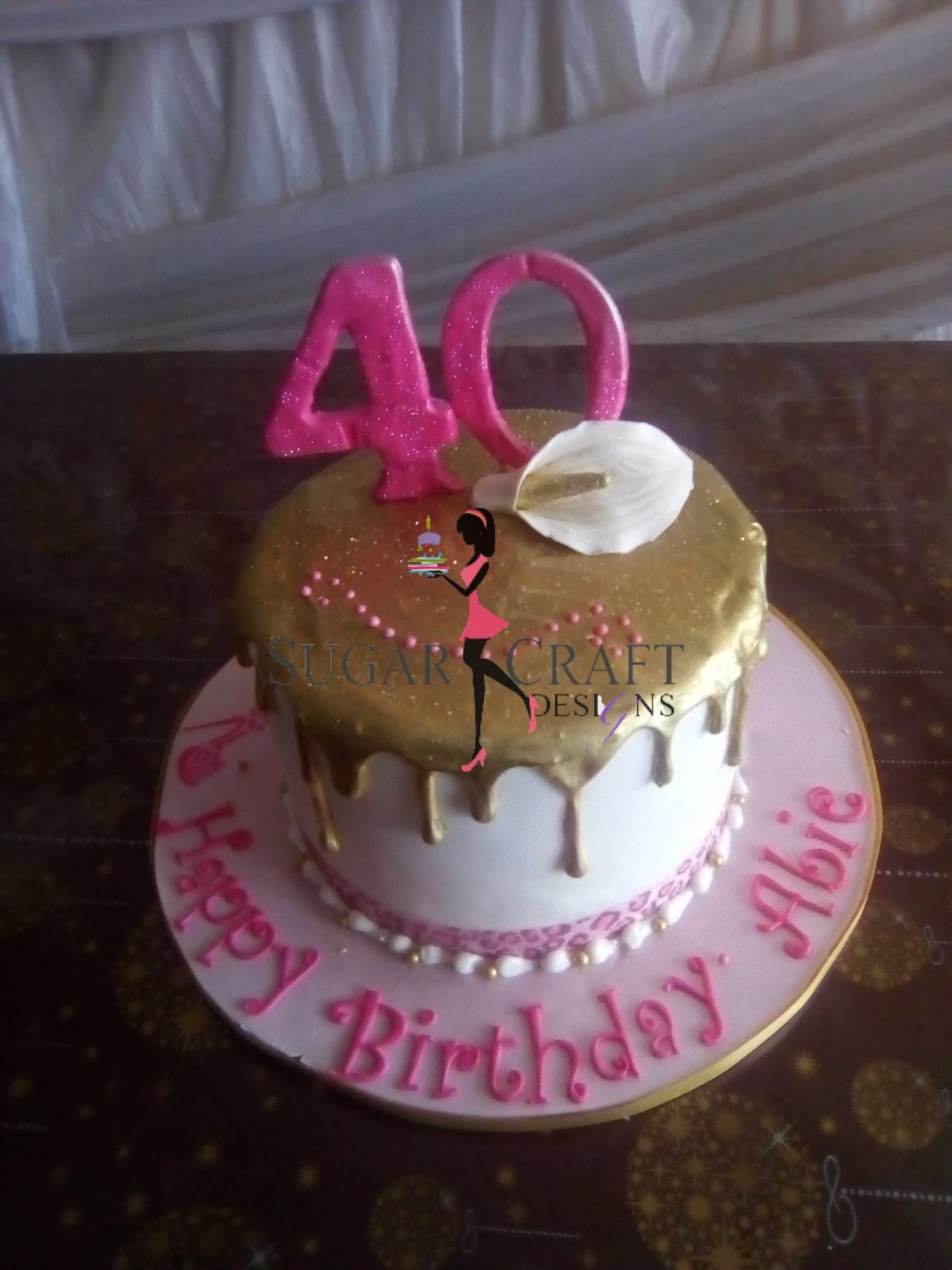 40th-gold-topped-birthday-cake-scaled.jpg